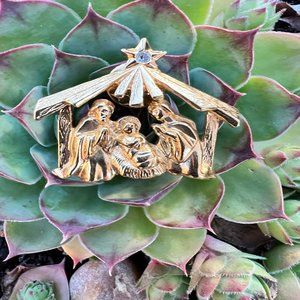 Avon Goldtone Rhinestone Nativity Manger Scene Lapel Pin Tie Tac Christmas